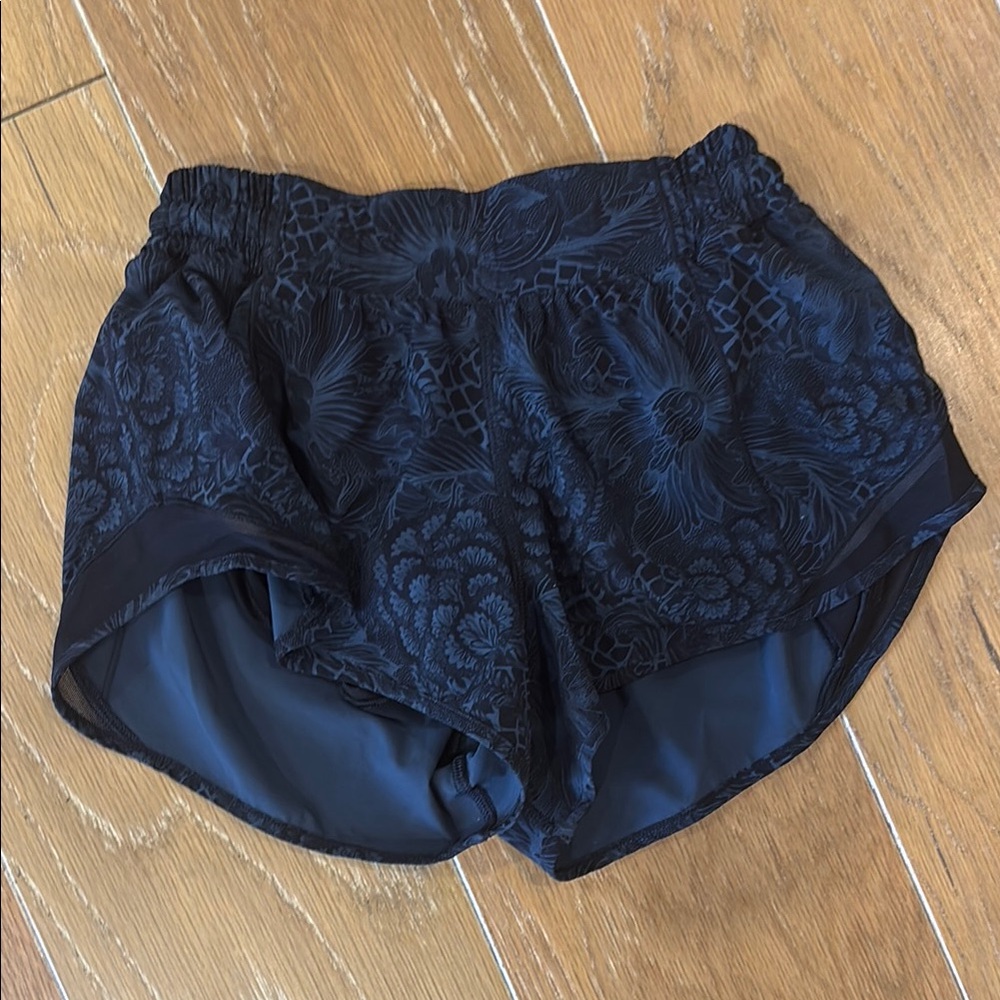 Lululemon 2” hot hotty shorts sz 4